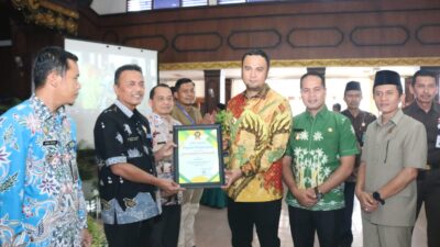 Disdukcapil, Dagperinkop UKM Dan Diskominfo Terima Penghargaan Dari Bupati Sijunjung