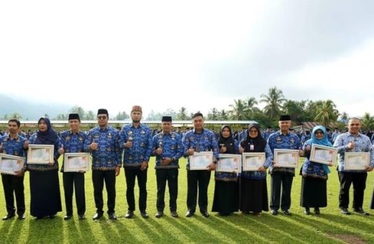 Piagam Penghargaan Bagi Pegawai Terbaik Di Lingkup Pemkab Sijunjung Diserahkan Bupati Benny Dwifa