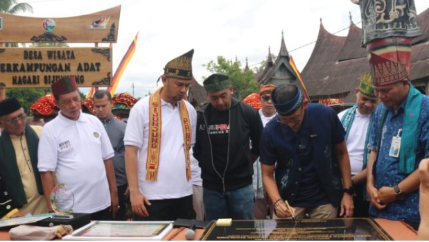 Menparekraf RI Sandiaga Uno Kunjungi Perkampungan Adat Sijunjung