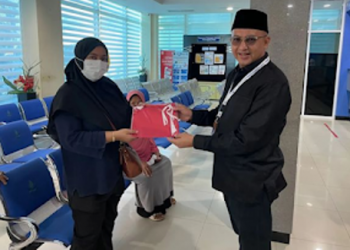 Dirut Perumda AM Bagikan Bendera Merah Putih Kepada Pelanggan dan Masyarakat Dalam Rangka Sambut HUT RI Ke-78 dan HUT Kota Padang