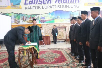 Usai Lantik 8 Penjabat Wali Nagari, Bupati Benny Dwifa Yuswir Tegaskan Untuk Tuntaskan Stunting Dan Kemiskinan Ekstrem