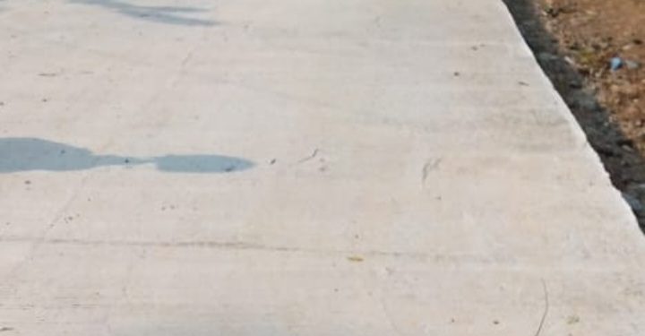 Terkesan Tidak Berkualitas, Jalan Regit Beton Padang Laweh-Sijunjung Alami Retak Sebelum PHO