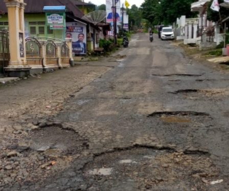 Masyarakat Tanami Pohon Pisang, Jalan Propinsi di Kab. Tanah Datar Dijuluki Jalan Beribu Lobang