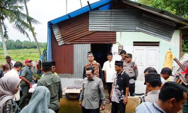 Hari Ini BAZ Tanah Datar Bantu Rumah Warga Tertimpa Pohon
