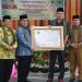 Bupati Sijunjung Benny Dwifa Terima Penghargaan Dari Kanwil Kemenag Sumbar Dr.H.Mahyudin, MA