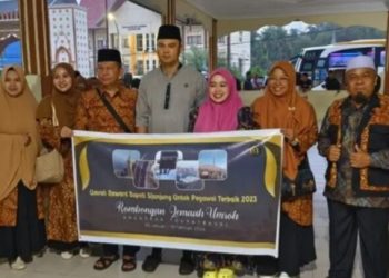 ASN Terbaik Pemkab Sijunjung 2023 Resmi Diberangkatkan Umroh Gratis Dengan Dilepas Langsung Bupati Benny Dwifa Yuswir