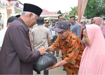 Bantuan Beras Cadangan Pangan 30 Ton Untuk Warga Terdampak Banjir di Dharmasraya Diserahkan Gubernur Sumbar