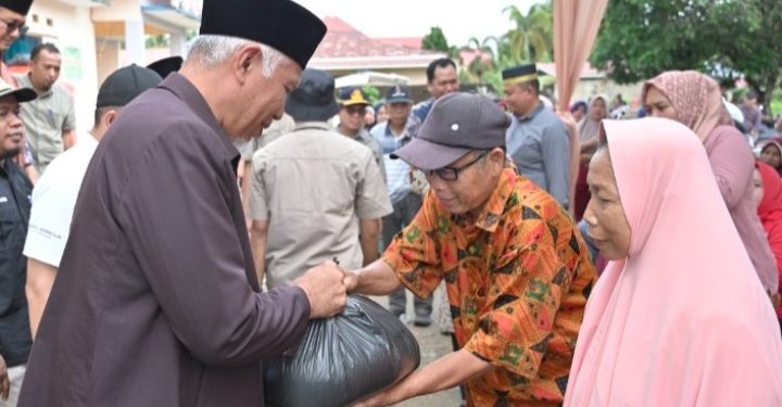 Bantuan Beras Cadangan Pangan 30 Ton Untuk Warga Terdampak Banjir di Dharmasraya Diserahkan Gubernur Sumbar