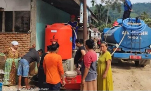 Bupati Dharmasraya Sutan Riska Kirim Air Bersih dan Personel Tagana ke Lokasi Banjir