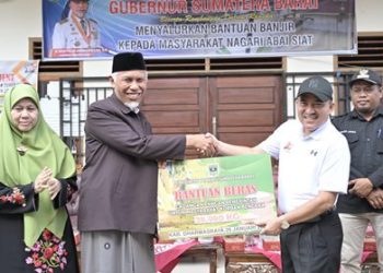 Warga Terdampak Banjir di Dharmasraya Diberikan Bantuan Oleh Gubernur Sumbar