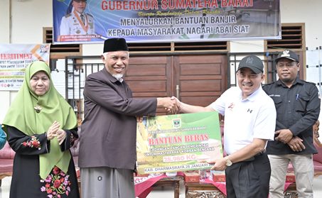 Warga Terdampak Banjir di Dharmasraya Diberikan Bantuan Oleh Gubernur Sumbar