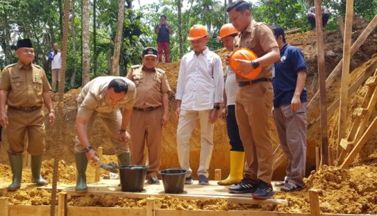 Bupati Sijunjung Benny Dwifa Yuswir Letakkan Batu Pertama Pembangunan BTS Di Nagari Paru