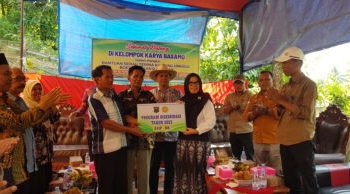 LPSI-Ruminansia Kecil Serahkan Bantuan Kambing Boerka Di Nagari Pematang Panjang Sijunjung