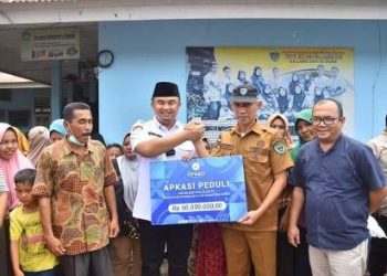 Bupati Sutan Riska Serahkan Bantuan Untuk Korban Banjir Pessel