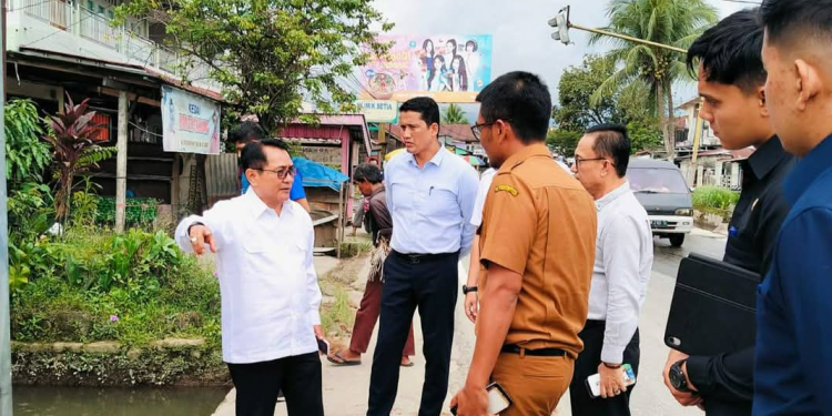 Tanggapi Keluhan Masyarakat, Bupati JKA Tinjau Langsung dan Perintahkan Kadis PU Perbaiki Drainase di Sicincin