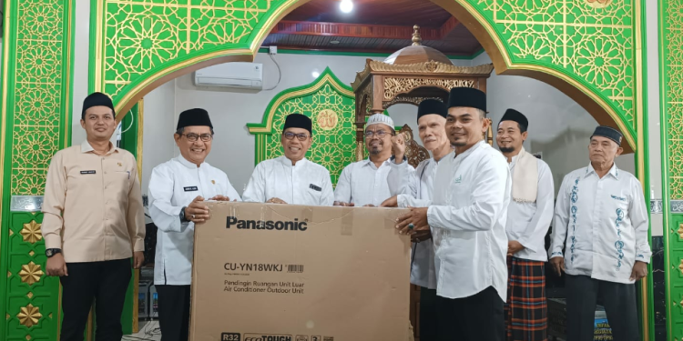 Penuhi Janji, JKA-Rahmad Jum’at Perdana di Masjid Nurul Haq Pasa Baru Sunua Barat