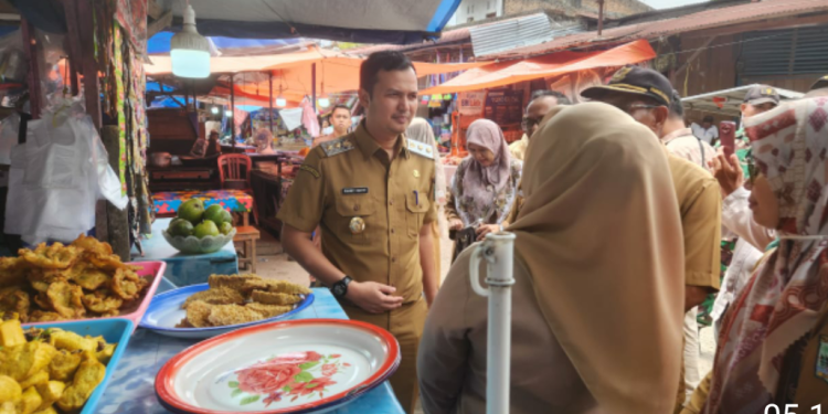 Wakil Bupati Rahmat Hidayat bersama BPOM Sumbar Inspeksi Keamanan Pangan Di Pasar Sungai Geringging